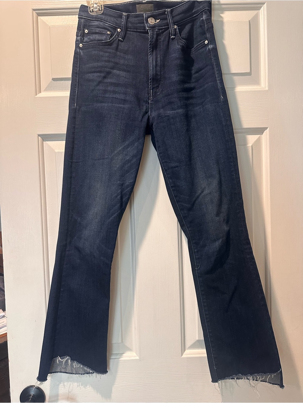 MOTHER The Insider Crop Step Fray in “Tongue and Chic” wash-size 26